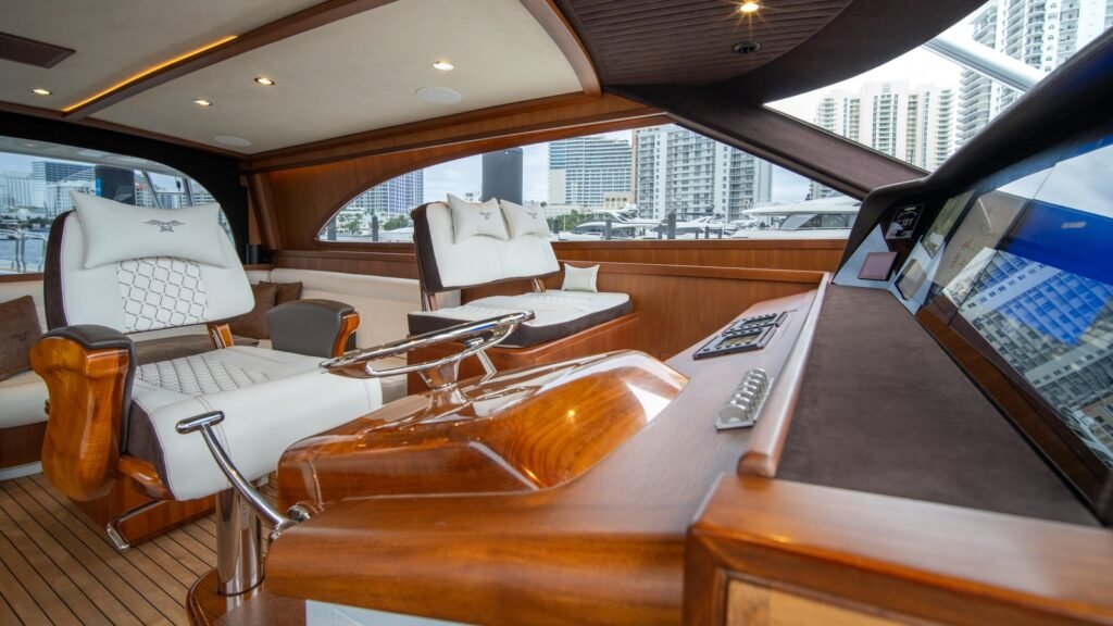 AVALON - pilothouse seating