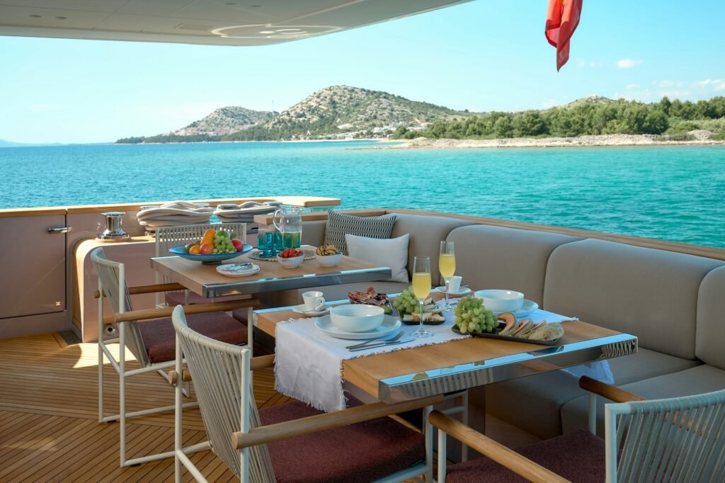 AZZURRI aft deck dining