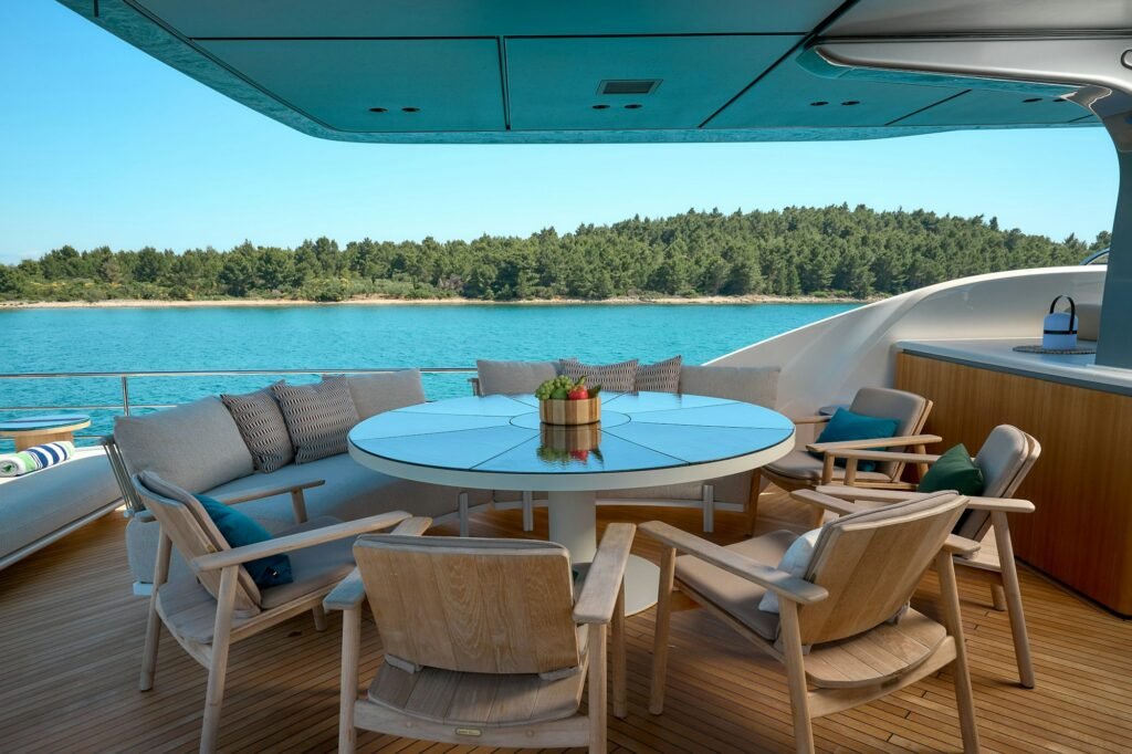 AZZURRI flybridge dining