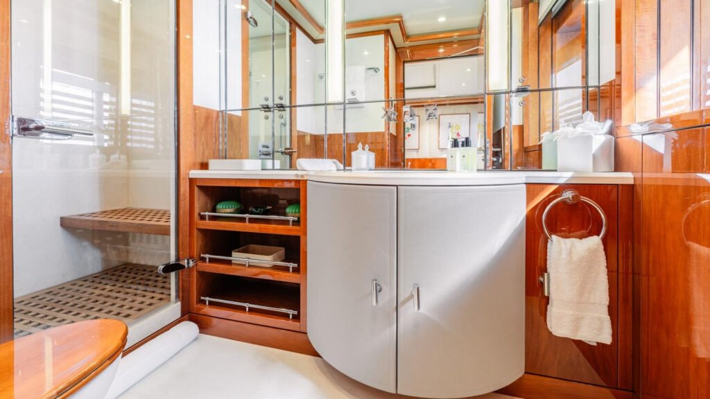 BATELLO twin guest cabin