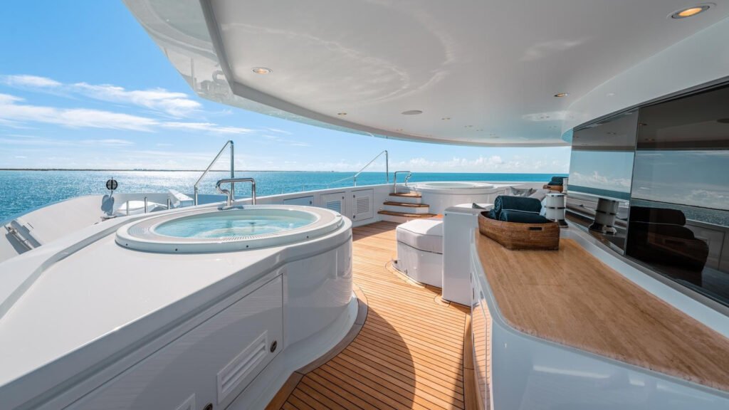 BATELLO sundeck jacuzzi close view