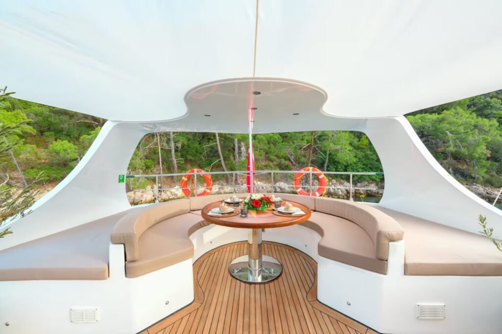 BELGIN SULTAN aft deck dining