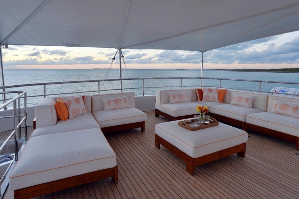 BELLA deck