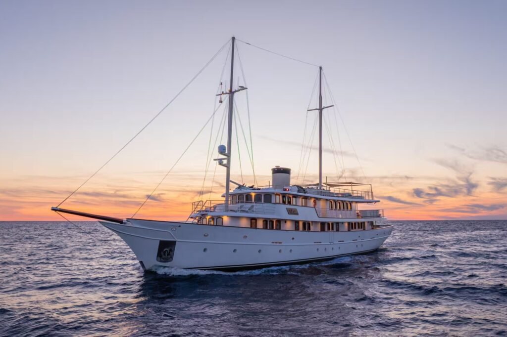 BELLEZZA for charter, cruising profile
