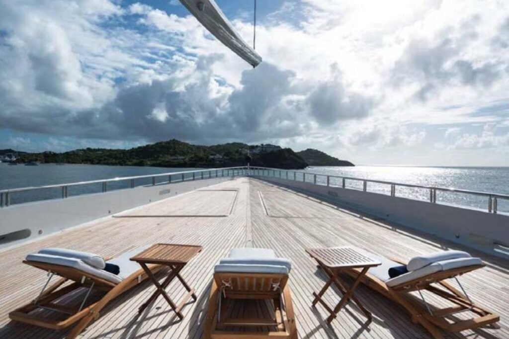 BLACK PEARL exterior deck