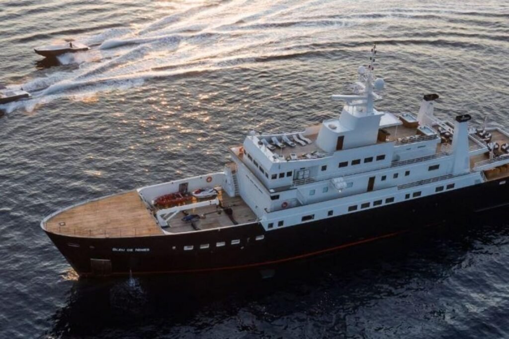 BLEU DE NIMES for charter, profile view