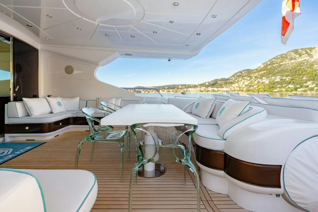 BLUE AZUR shaded deck lounge
