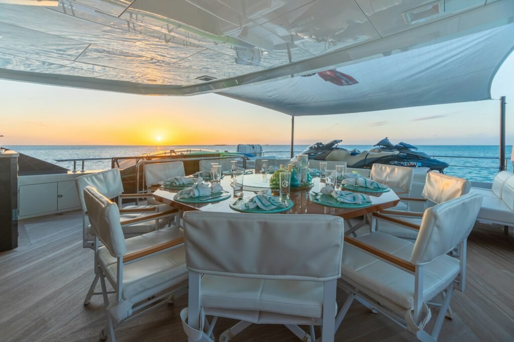 BOA VIDA aft deck outdoor dining