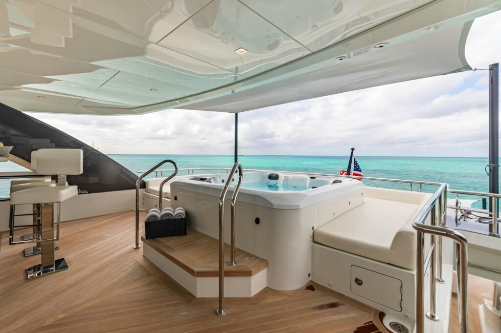 BOA VIDA for charter, profile view