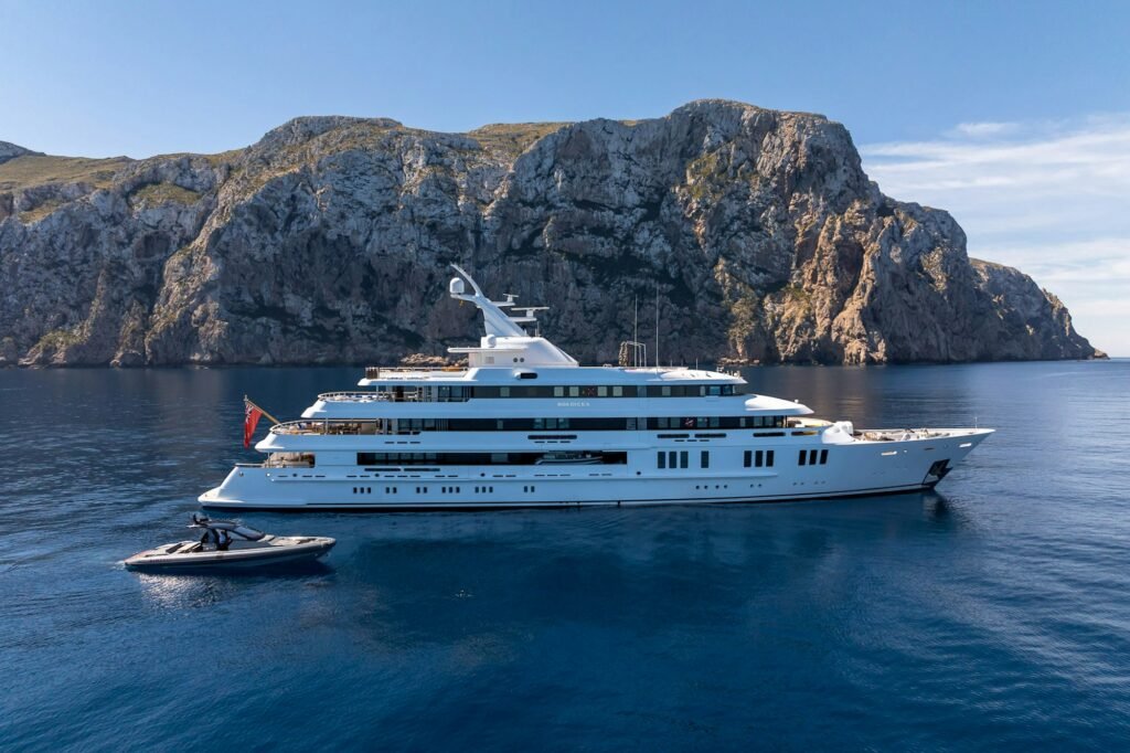 BOADICEA yacht for charter, Profile at anchor