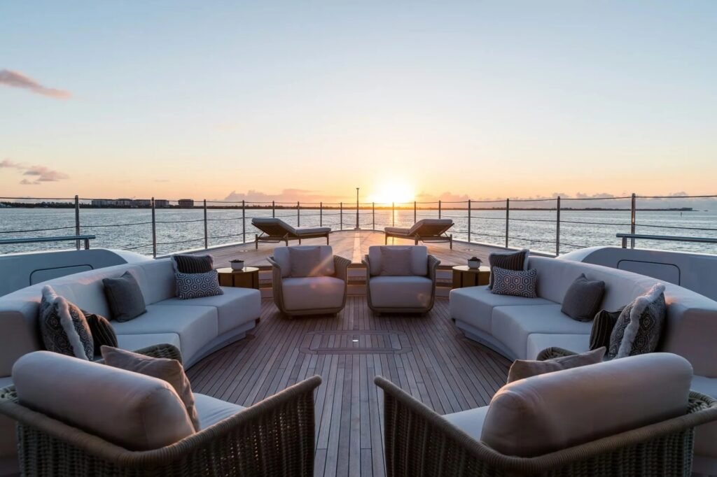 Greater Antilles charter yacht at 600,000 euros per week, exterior profile