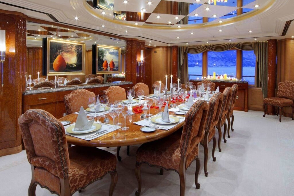 CAPRI I interior