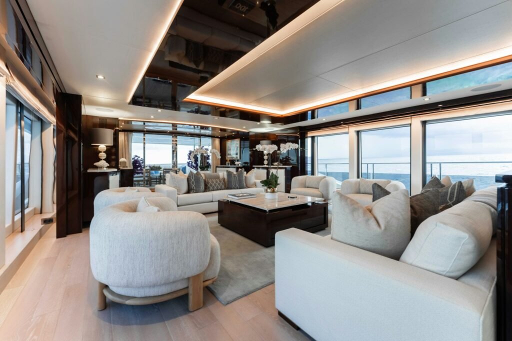 CAPTAIN MORGAN III main salon