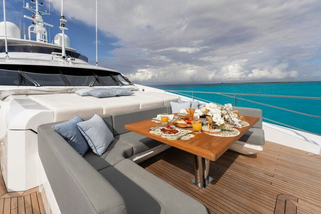 CAPTAIN MORGAN III foredeck seating