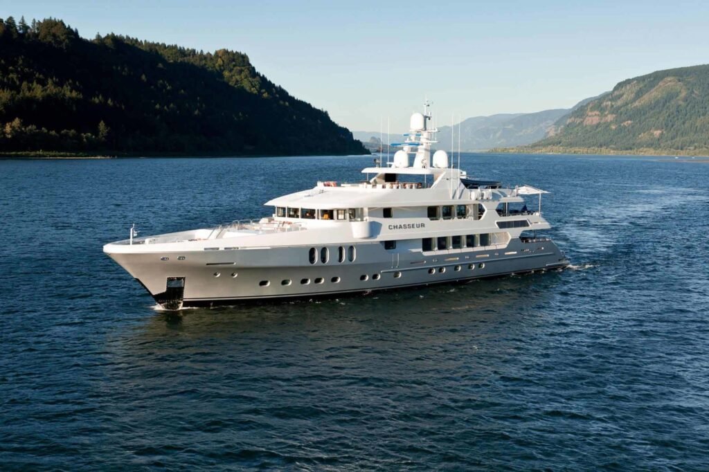 CHASSEUR for charter, profile view