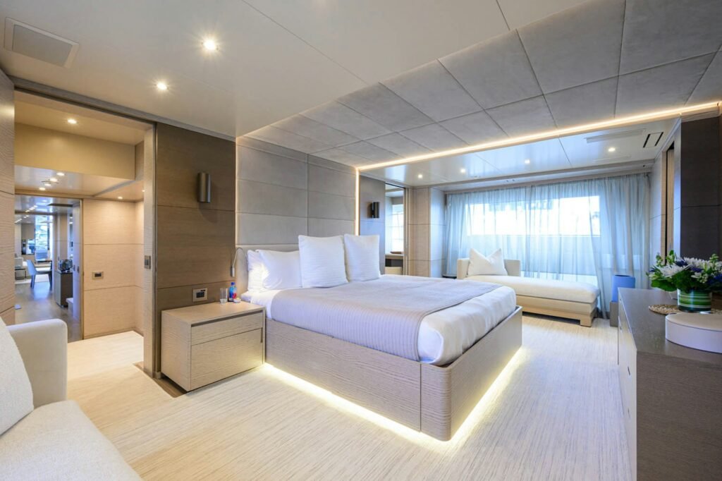 COFINA full-beam master stateroom