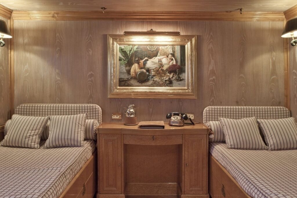 CREOLE twin cabin