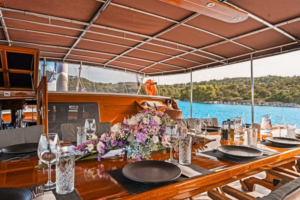 Gulet CROATIA salon dining
