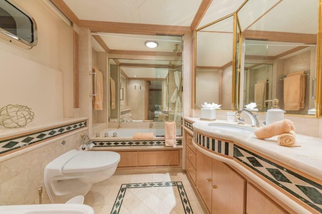 DAYBREAK main salon
