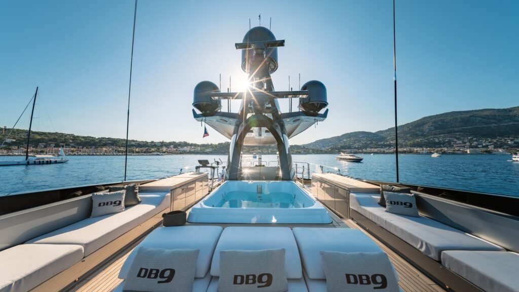 DB9 foredeck pool at bow