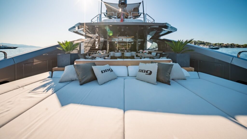 DB9 bridge deck lounge