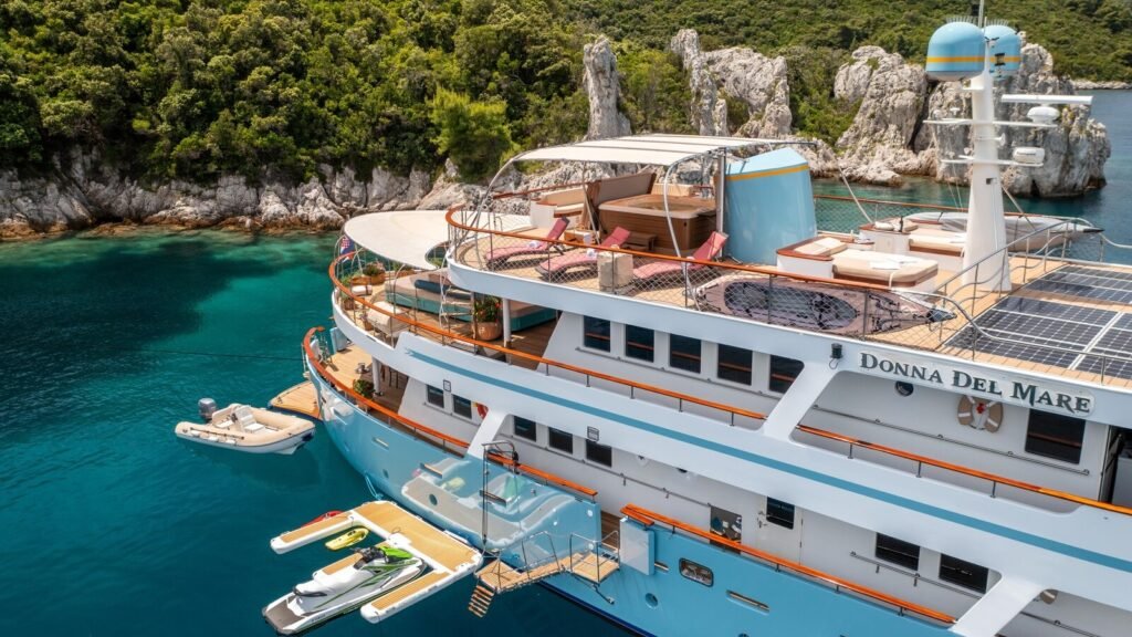 Donna Del Mare for Charter