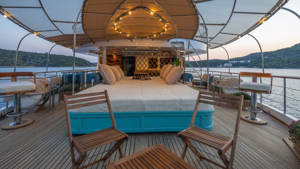 Donna Del Mare for Charter