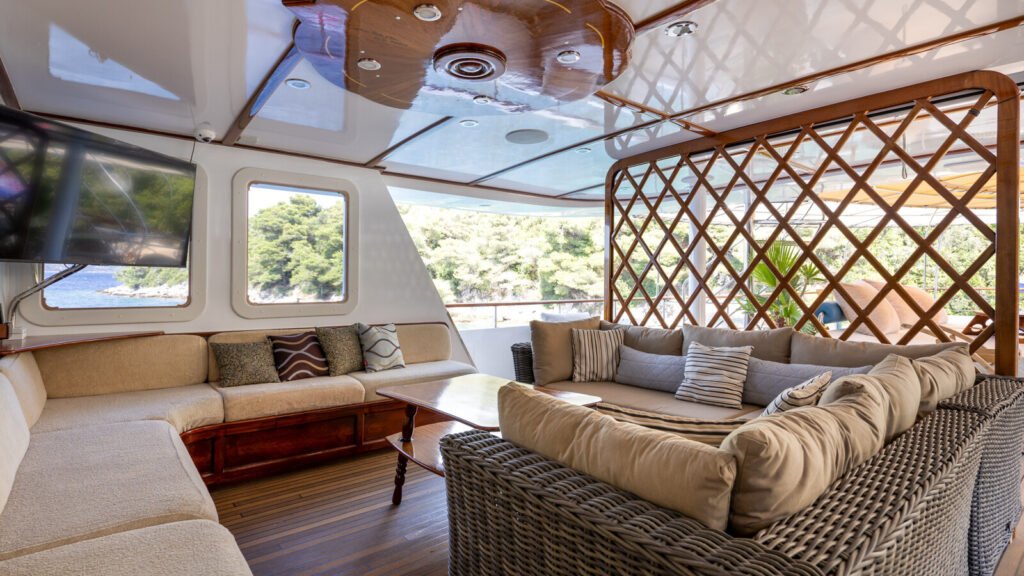 Donna Del Mare for Charter