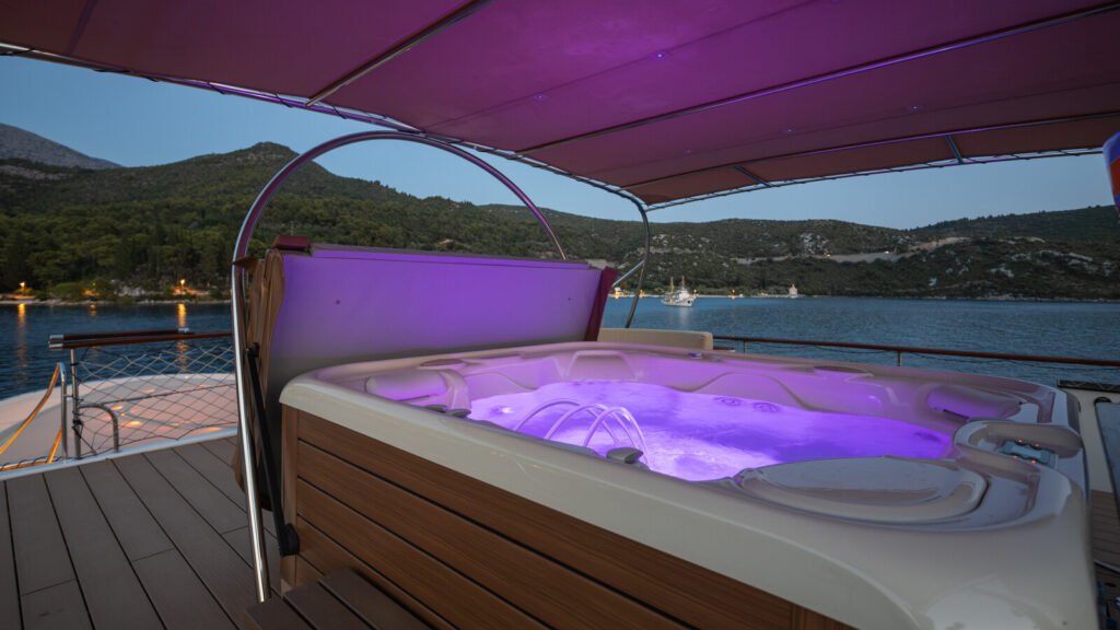 Donna Del Mare for Charter