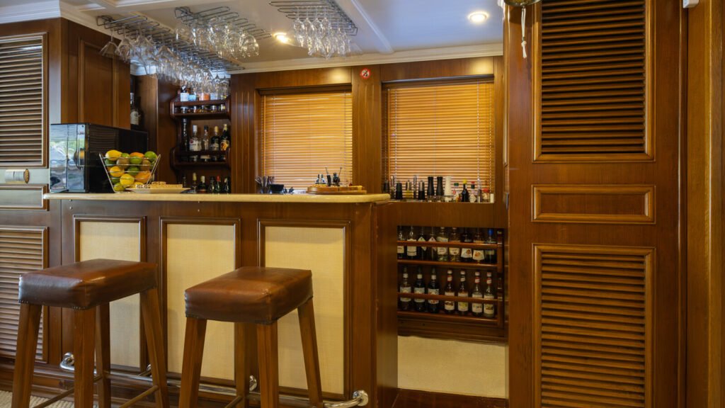 Donna Del Mare for Charter