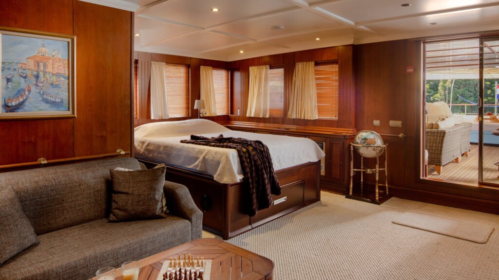 Donna Del Mare for Charter