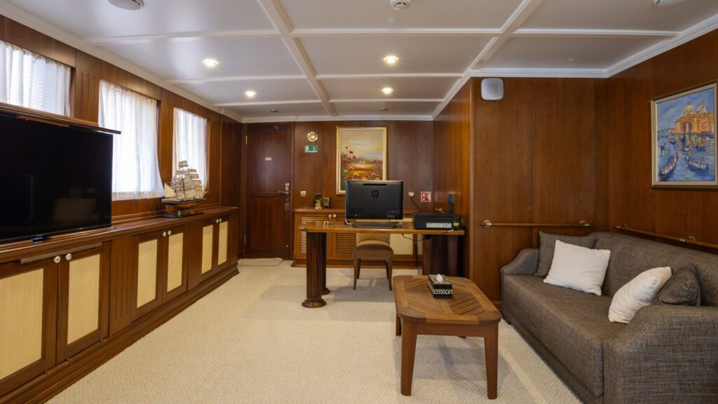 Donna Del Mare for Charter