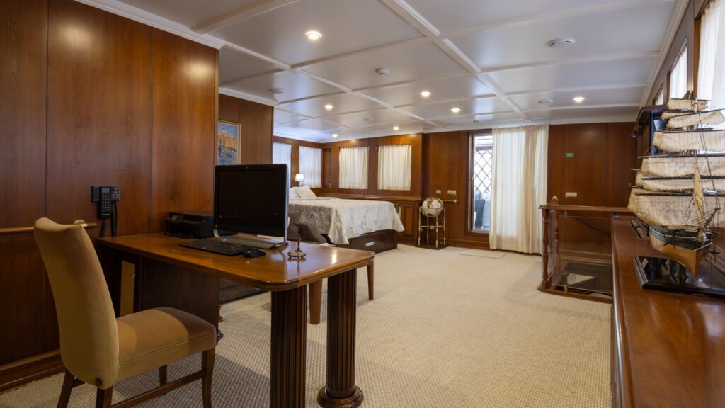 Donna Del Mare for Charter