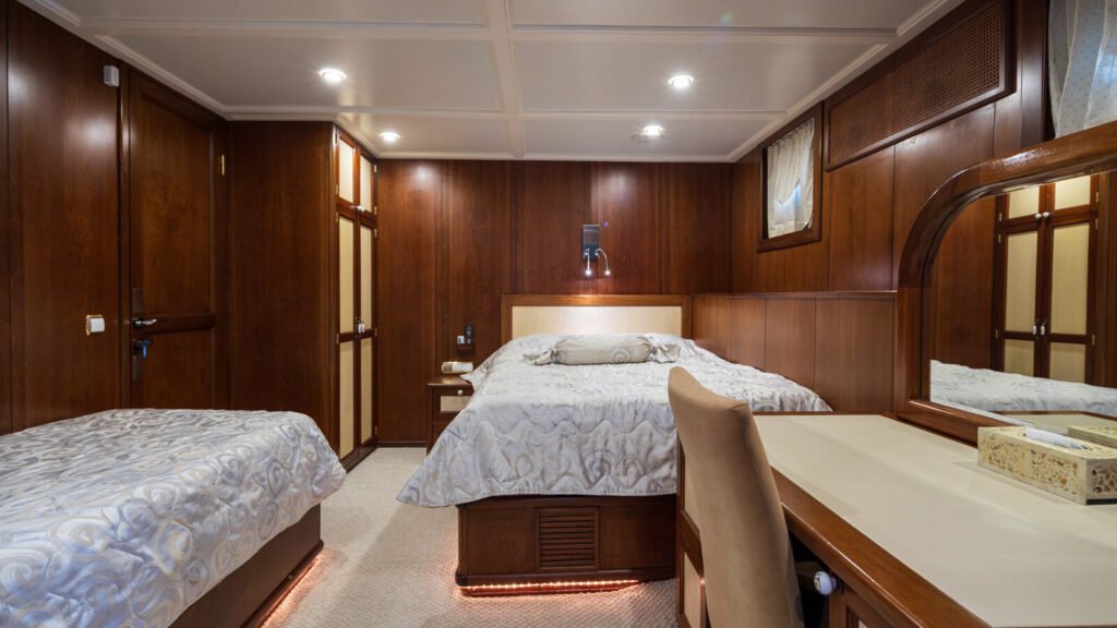 Donna Del Mare for Charter