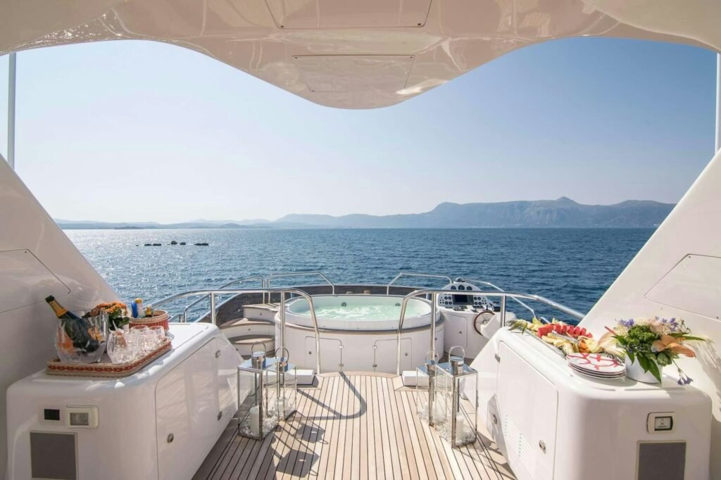 ENDLESS SUMMER sundeck with Jacuzzi