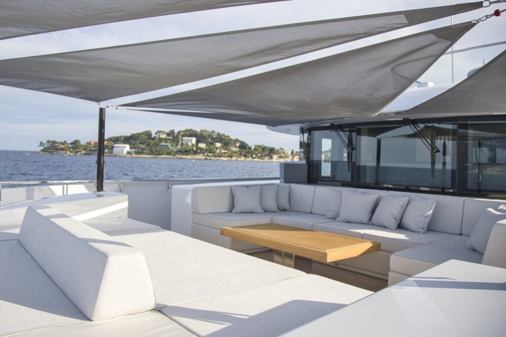 EXTRA TIME sundeck and jacuzzi