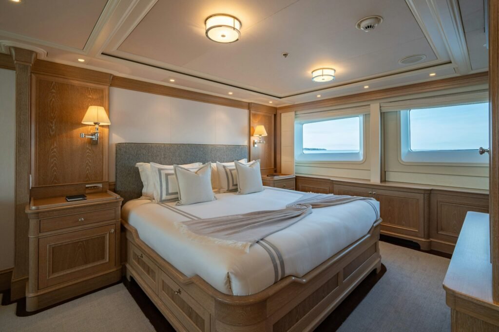 FABULOUS CHARACTER twin cabin