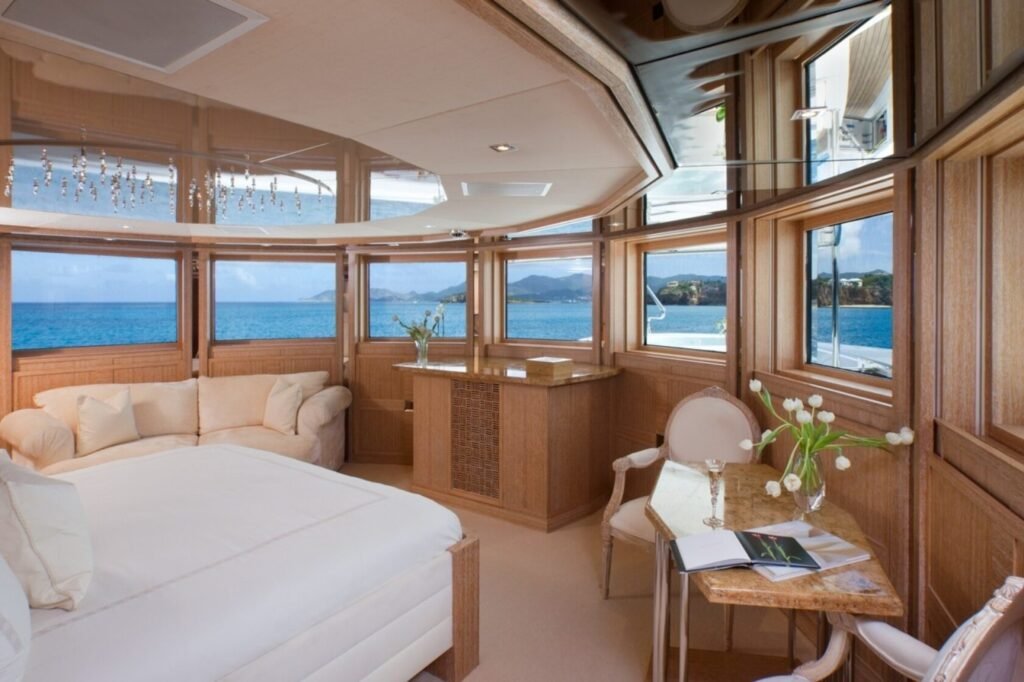 FRIENDSHIP deck and jacuzzi