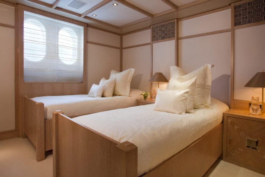 FRIENDSHIP main salon