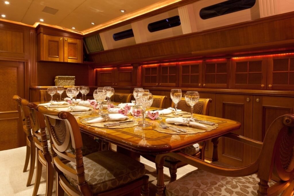 GENEVIEVE dining