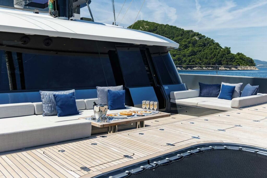 GRAYA flybridge lounge