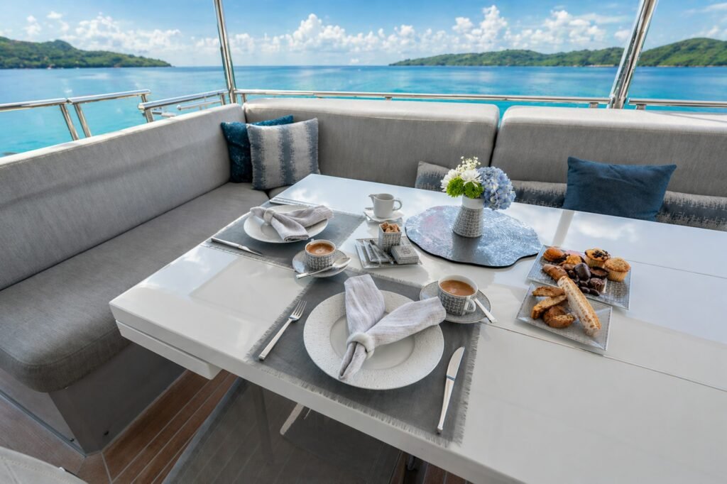 H aft deck dining