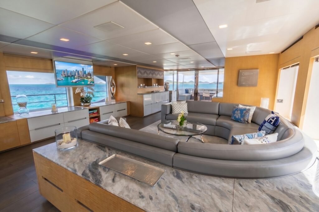 H salon lounge