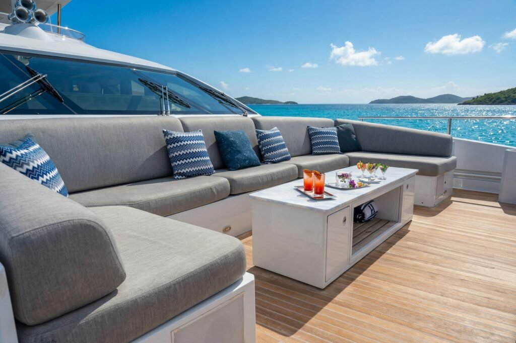 H sundeck lounge