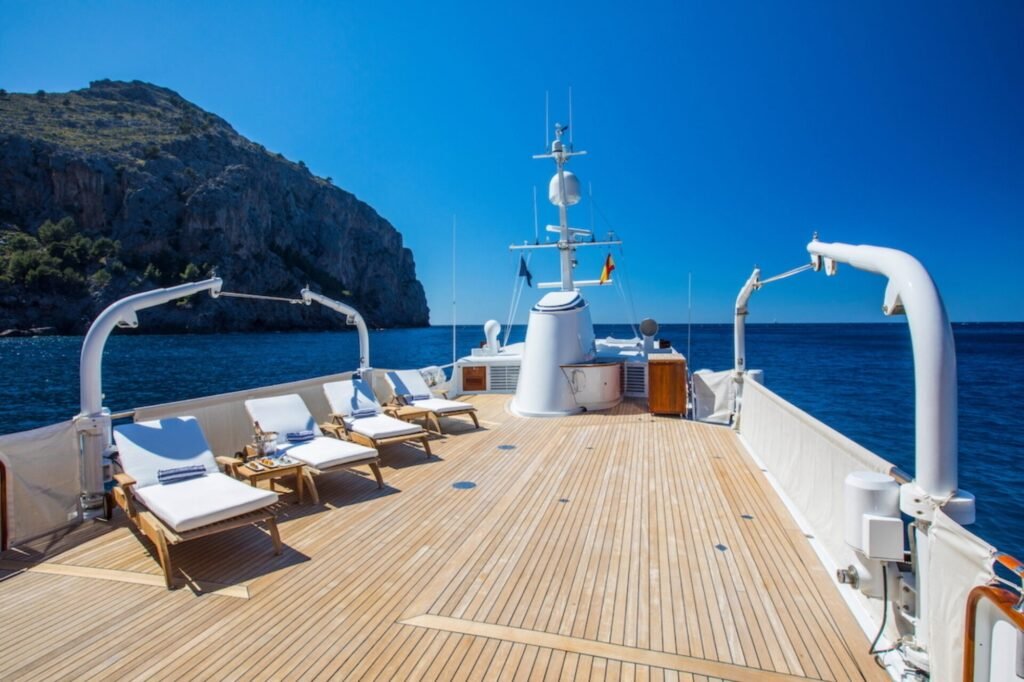 HEAVENLY DAZE for charter, profile view
