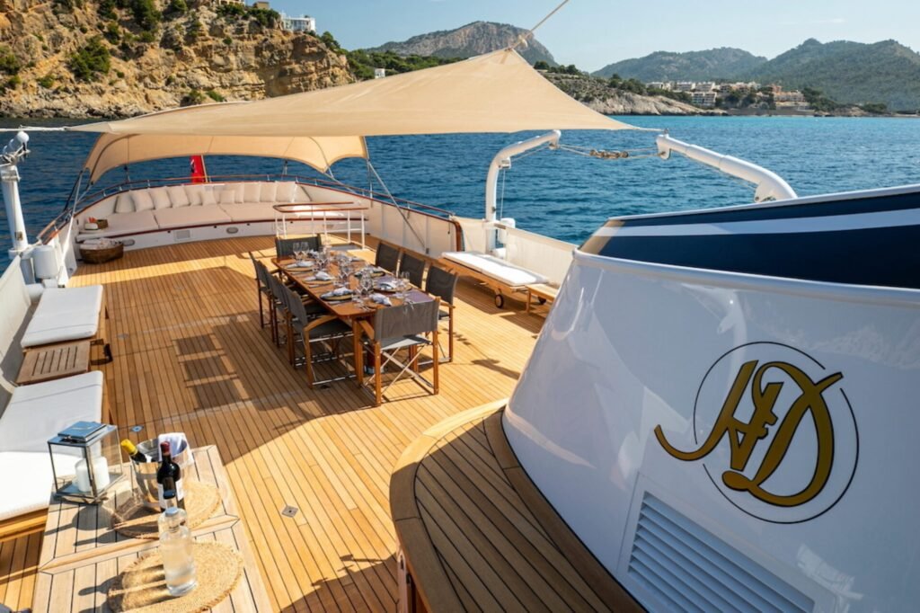 HEAVENLY DAZE deck and sea