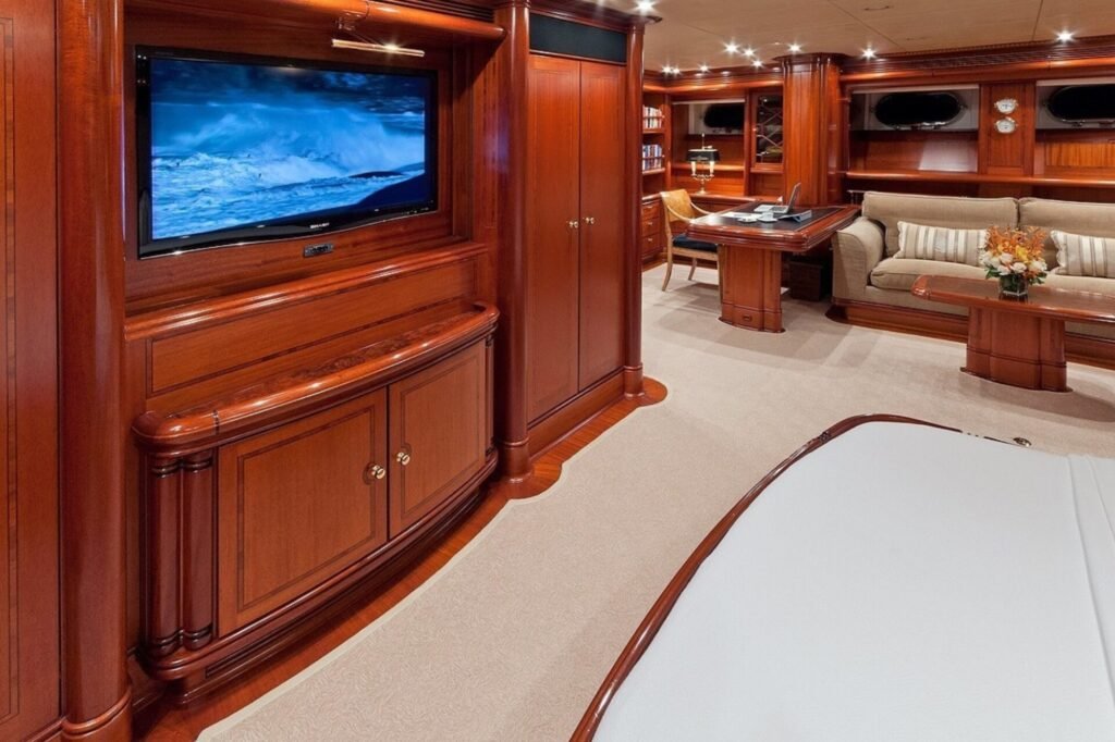 HYPERION pilothouse lounge