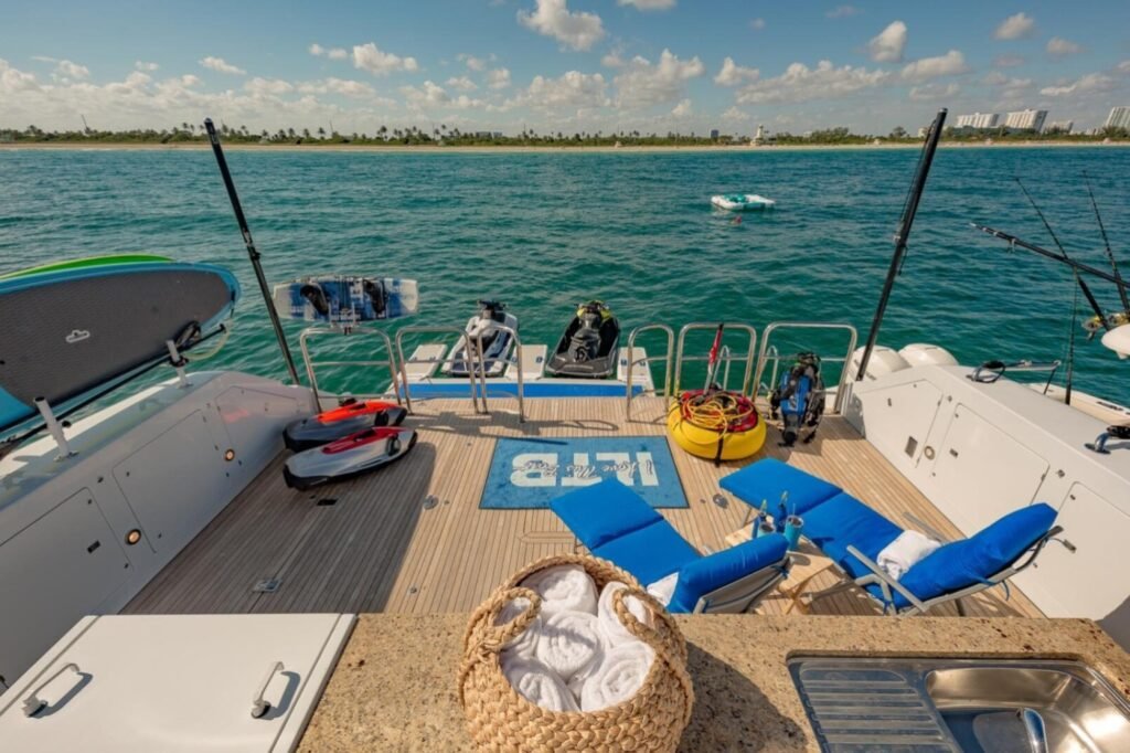 I LOVE THIS BOAT sun deck jacuzzi