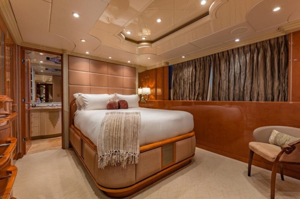 I LOVE THIS BOAT guest cabin