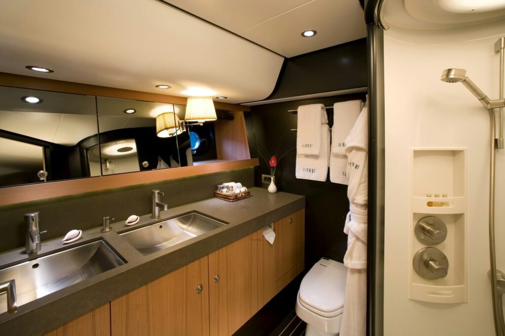 ICARUS en-suite bathroom